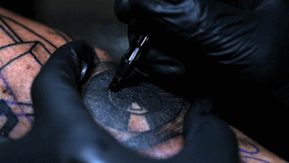 Πως «χτυπάς» τατουάζ (Video) - Media