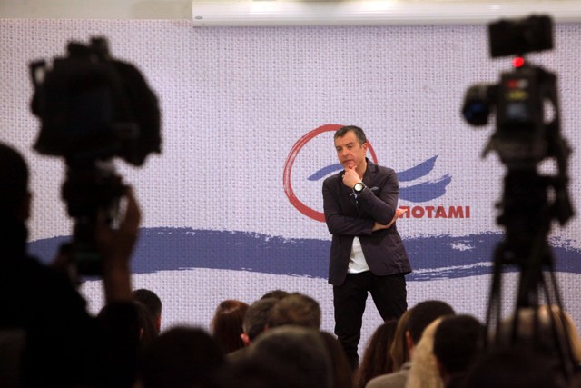 «Δεν ήμουν ποτέ σύμβουλος του Παπανδρέου» λέει ο Θεοδωράκης - Media