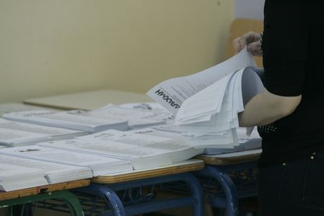 Χρυσαυγίτες εκκένωσαν εκλογικό τμήμα στο Ίλιον! - Media