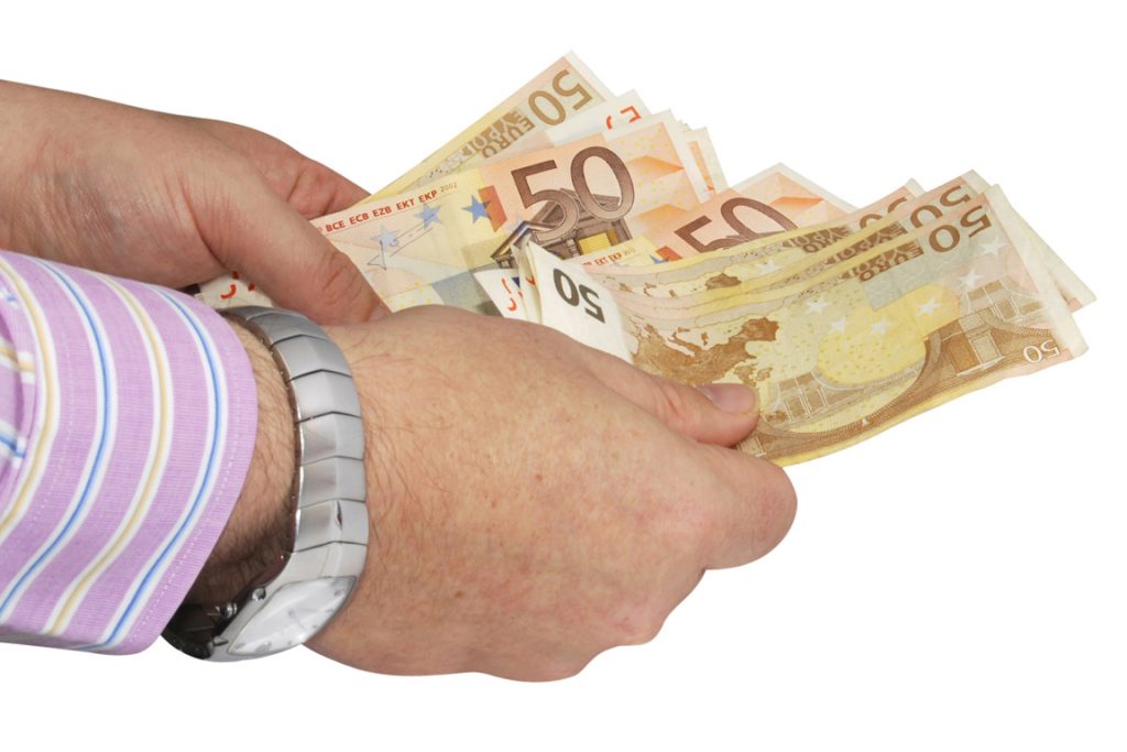 Από το πρώτο ευρώ θα δηλωθούν οι τόκοι των καταθέσεων - Media