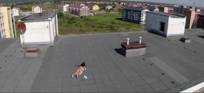 Κατέγραψε με drone νεαρή γειτόνισσα που έκανε ηλιοθεραπεία topless (Video) - Media