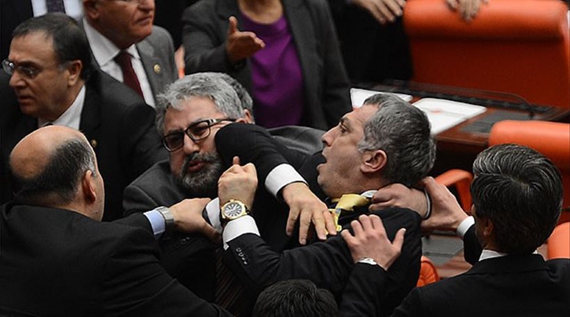 Ξανά μπουνιές στην τουρκική βουλή - Media