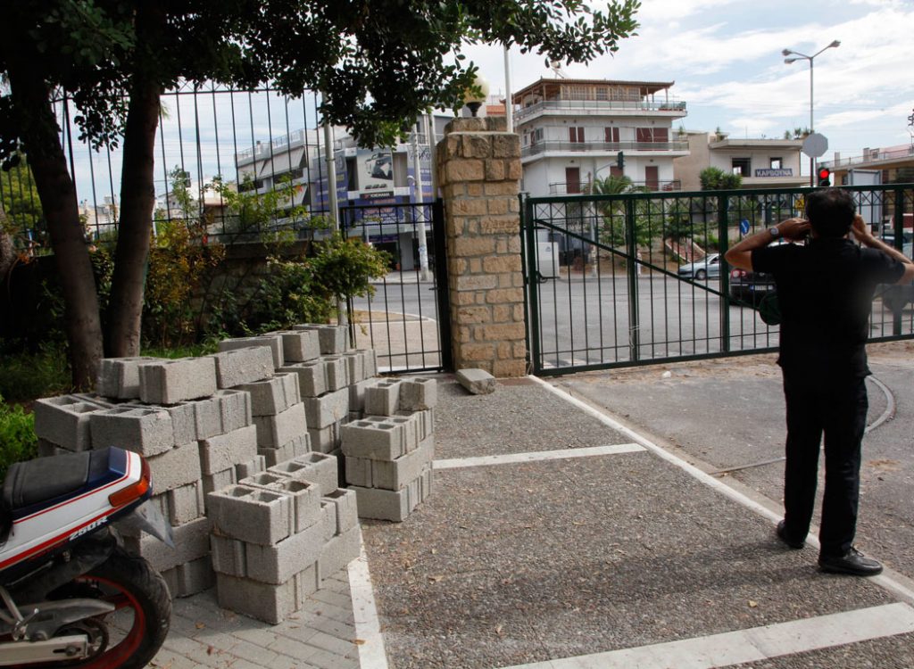 Εργαζόμενοι έχτισαν την είσοδο του Δρομοκαΐτειου - Άδωνις: «Γραφικότητες» - Media