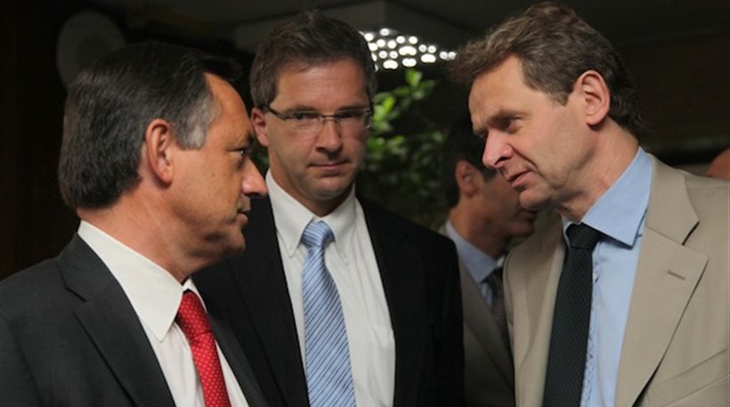 Περιμένοντας την έγκριση της… αυτού Εξοχότητας - Media