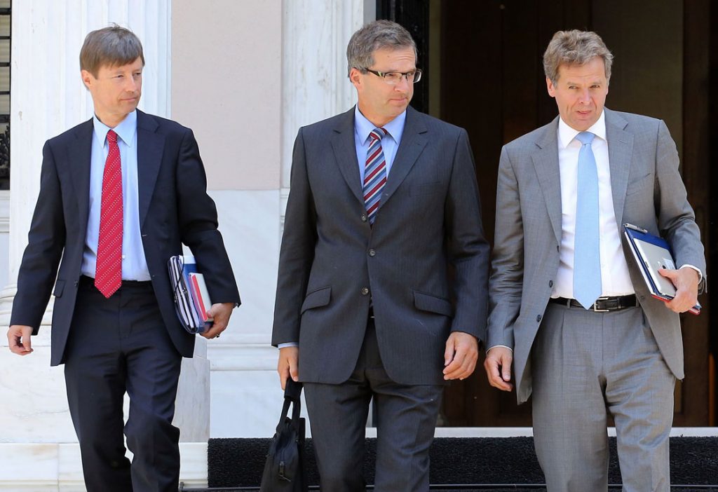 Στο τραπέζι κυβέρνηση και τρόικα – Συμφωνία για απολύσεις σε ΕΑΣ, ΕΛΒΟ, ΛΑΡΚΟ - Media