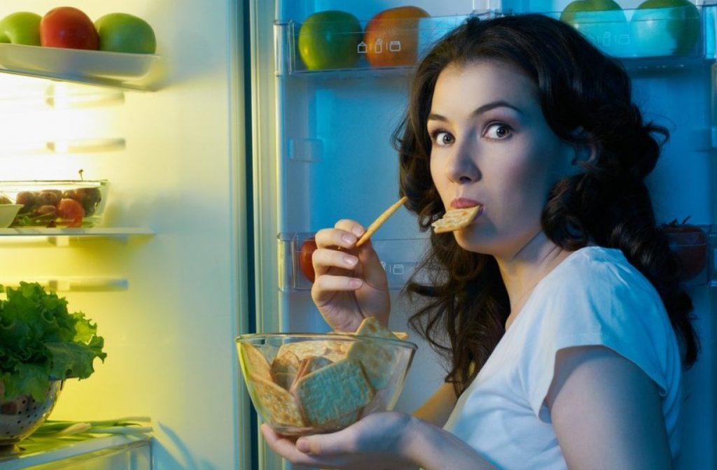 Το ύπουλο τσιμπολόγημα και γιατί δεν χάνουμε κιλά - Media