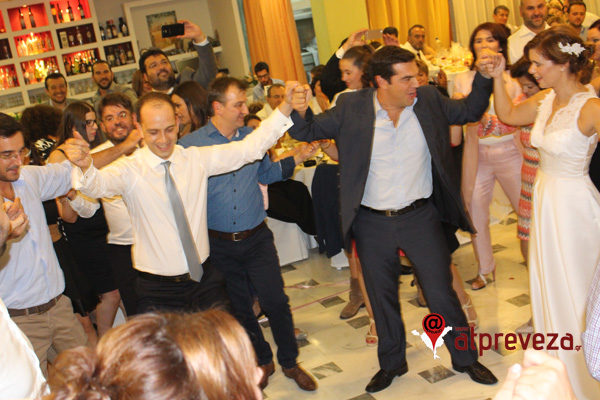 Ο Τσίπρας χορεύει ηπειρώτικα (Video) - Media