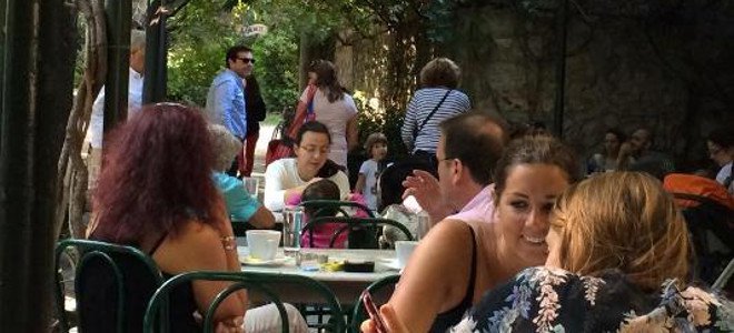 Ο περίπατος του Τσίπρα με την Περιστέρα στον Εθνικό Κήπο - Media