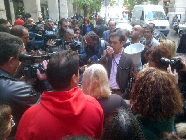 Στο πλευρό των καθαριστριών του ΥΠΟΙΚ ο Αλέξης Τσίπρας - Media