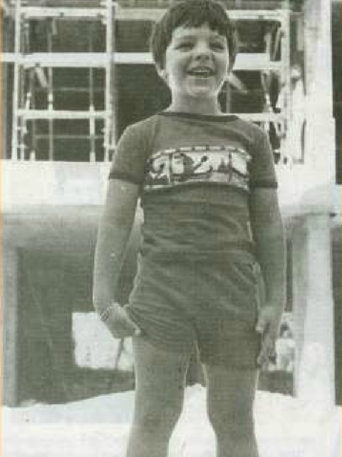 Όταν ο Α. Τσίπρας έπαιζε στις οικοδομές με κοντό παντελονάκι (Photos) - Media