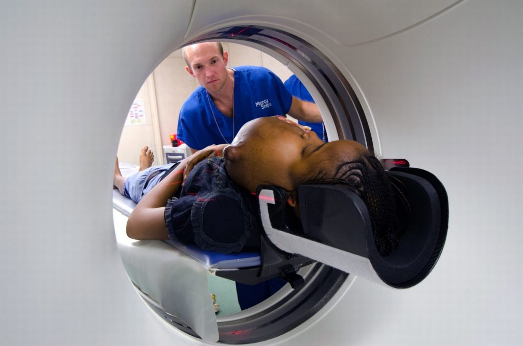 Αφαίρεσαν όγκο σε μέγεθος μπάλας ποδοσφαίρου από το σαγόνι ενός 17χρονου κοριτσιού! (Video) - Media