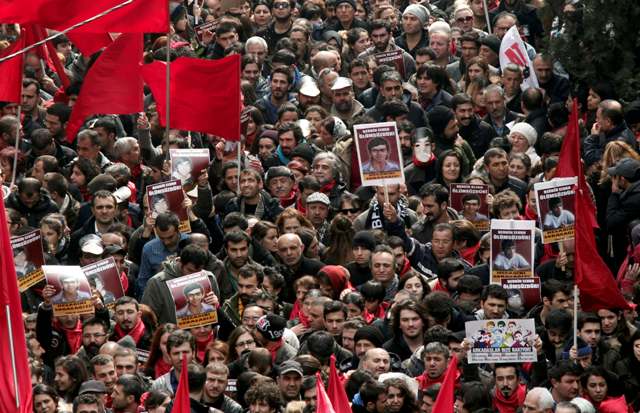 Τουρκία: Δεκάδες χιλιάδες άνθρωποι στην κηδεία του έφηβου που σκότωσε η αστυνομία - Media