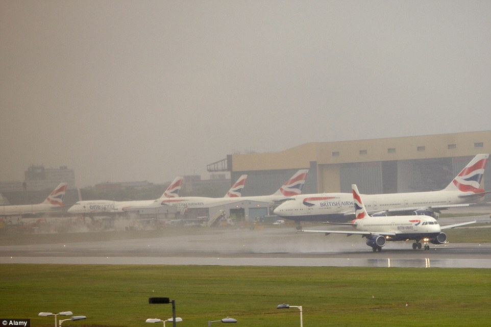 Χάος στα αεροδρόμια Λονδίνου και Φρανκφούρτης - Media
