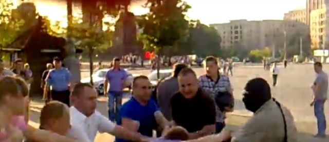 Βίντεο – Σοκ: Παραστρατιωτικοί προσπαθούν να απαγάγουν διαδηλωτή στην Ουκρανία - Media