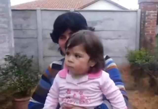Κοριτσάκι 1, 5 ετών σφήνωσε το κεφάλι του σε τσαγιέρα (Video) - Media