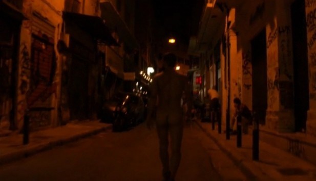 Περπάτησε γυμνός στο κέντρο της Αθήνας (Video) - Media