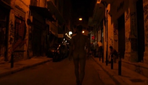 Περπάτησε γυμνός στο κέντρο της Αθήνας (Video) - Media