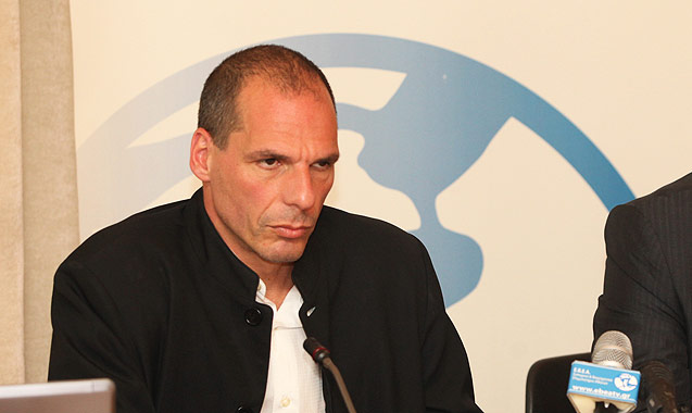 Βαρουφάκης: Ιδιαίτερα αγράμματος και κίτρινος υπαλληλίσκος ο Όλι Ρεν - Media