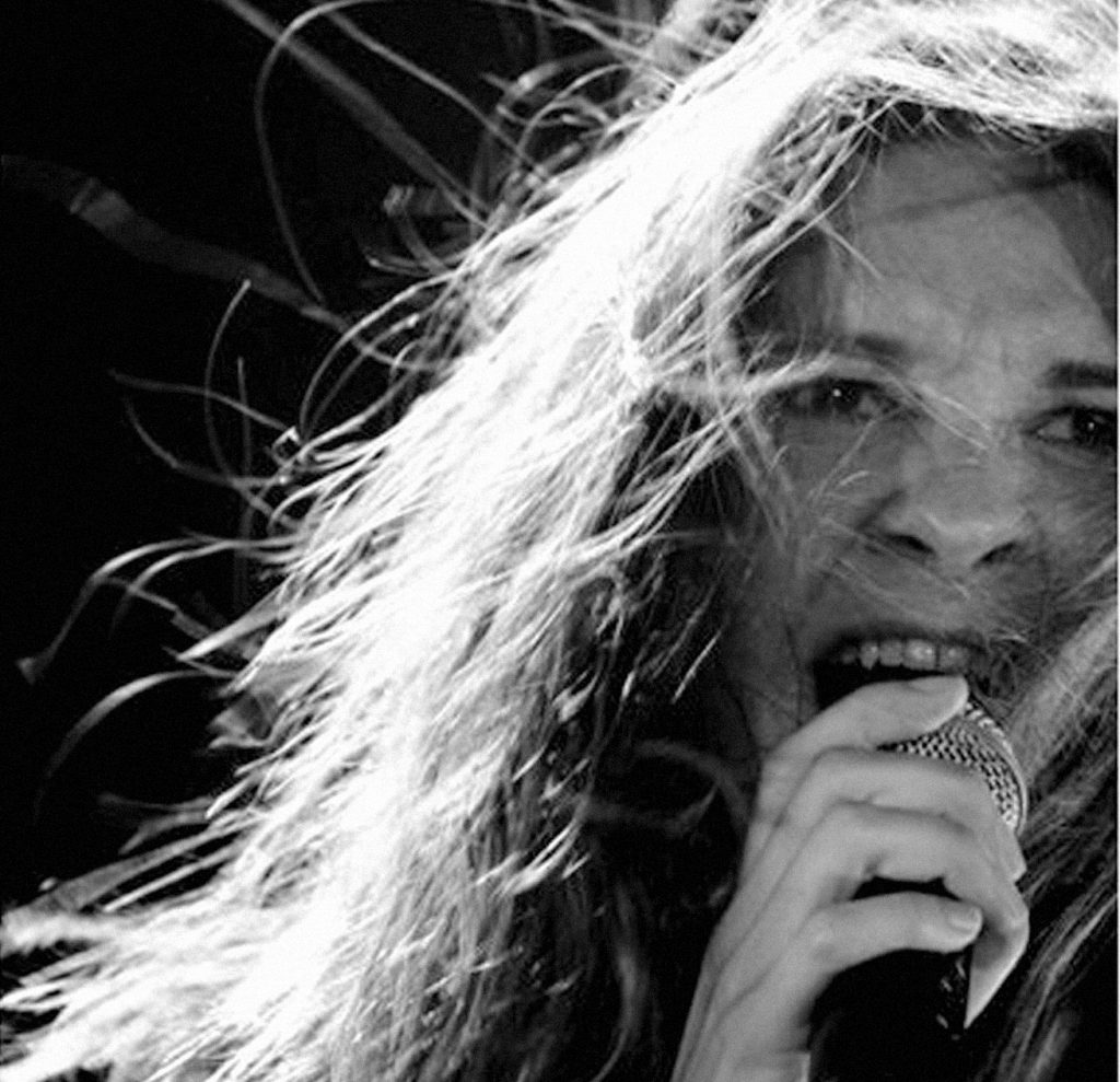 Με βιολιά και με Καλάσνικοφ - Media