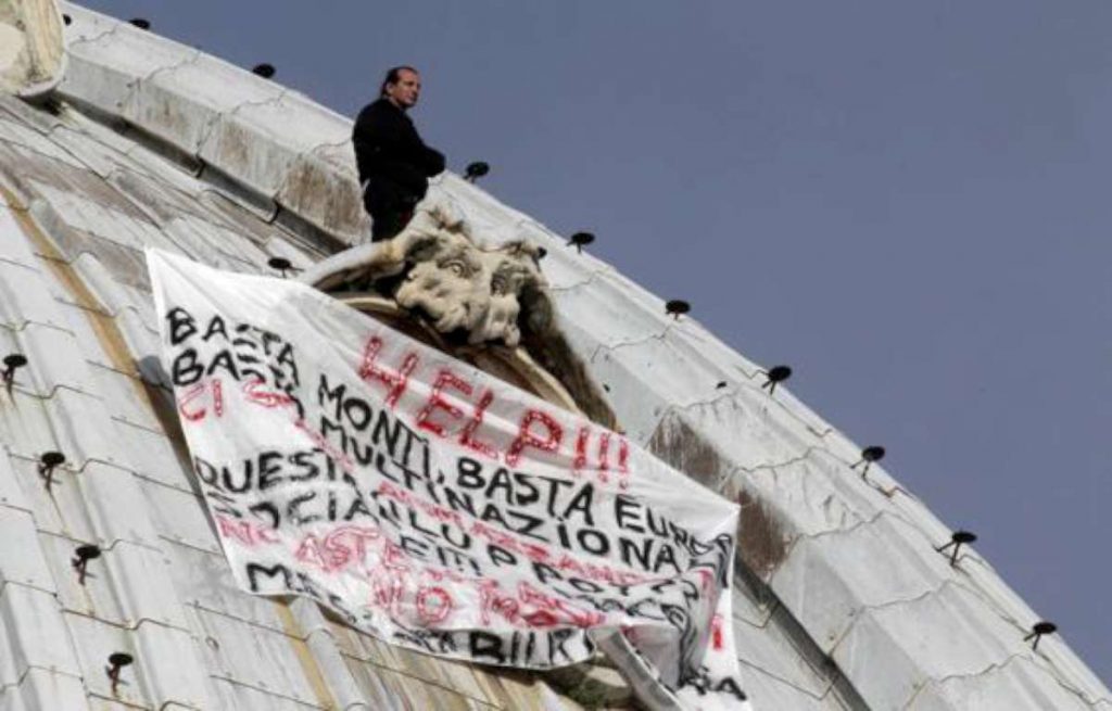 Διαμαρτυρία κατά Μόντι και Ε.Ε. με πανό, από τον τρούλο του Αγ. Πέτρου - Media