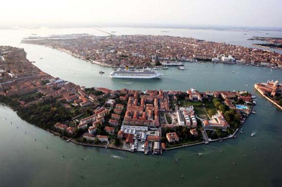 Βενετία: Πρόστιμο 500 ευρώ σε όσους σέρνουν βαλίτσες με ροδάκια  - Media
