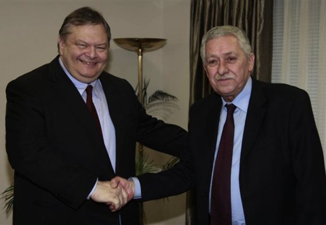 Παγιδευμένοι στη μνημονιακή διακυβέρνηση - Media