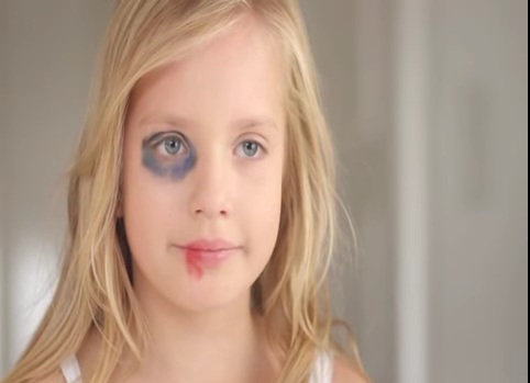 Ενδοικογενειακή βία: «Mαμά κοίτα με σου μοιάζω»- ένα συγκλονιστικό βίντεο - Media