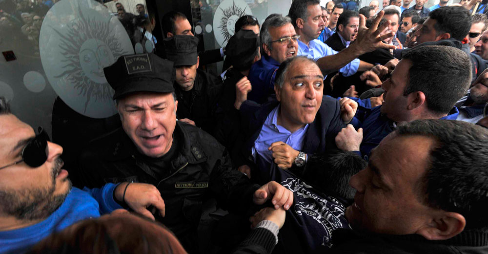 Επεισόδια στην Κύπρο – Διαδηλωτές μπήκαν στο προαύλιο της Βουλής (Video) - Media