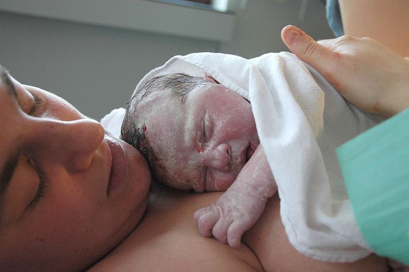 Κλινικά νεκρό νεογέννητο επανήλθε από τα χάδια της μάνας του (ΦΩΤΟ) - Media