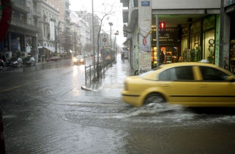 Προβλήματα από την καταρρακτώδη βροχή στην Αττική - Media