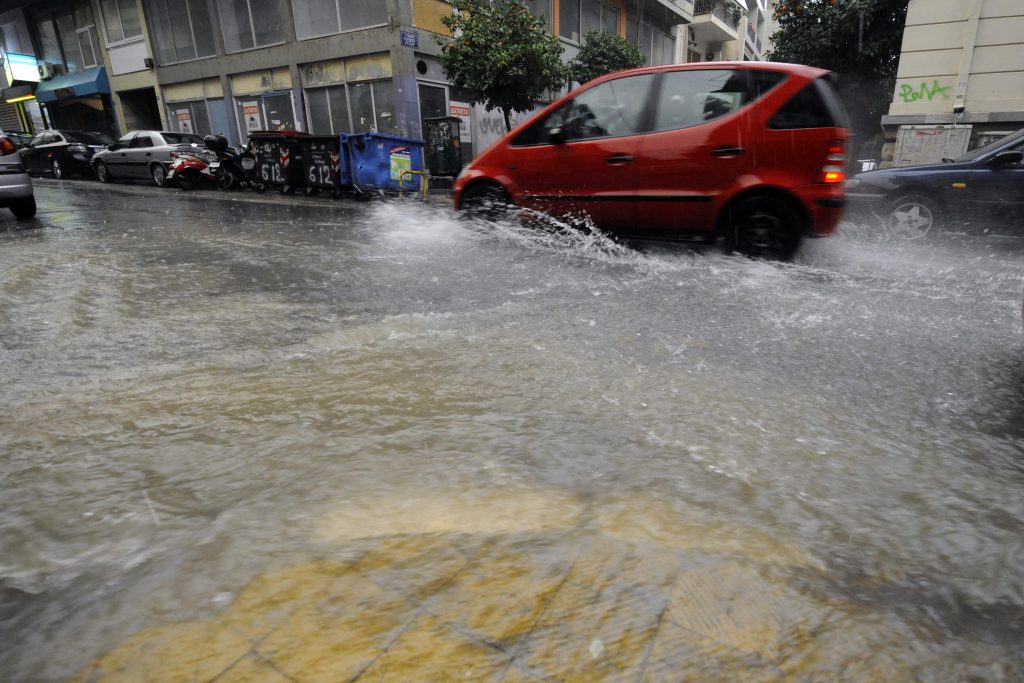 Νεκρή νεαρή γυναίκα κατά τη διάρκεια της νεροποντής - Media