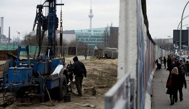 Γκρεμίζουν το Τείχος του Βερολίνου για να χτίσουν πολυτελή διαμερίσματα - Media