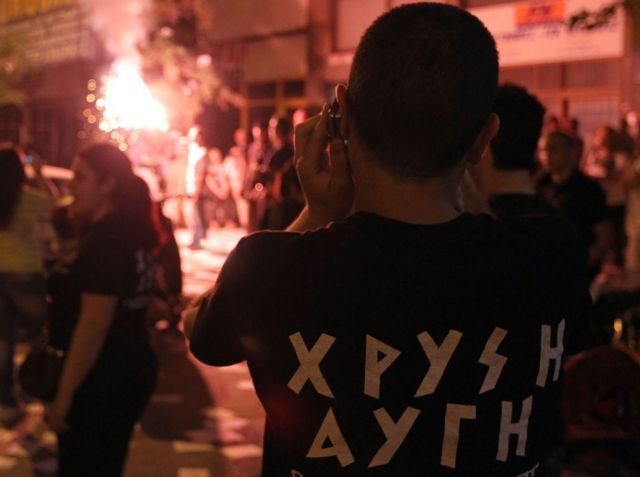 Συμπλοκές μεταξύ αντιεξουσιαστών και χρυσαυγιτών στο Βόλο - Media