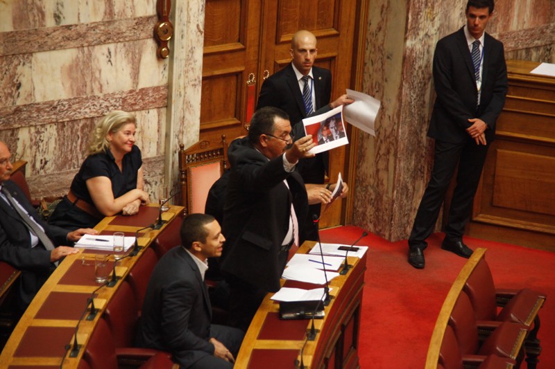 Στην κόκκινη μηλιά αδελφές μου!.. - Media