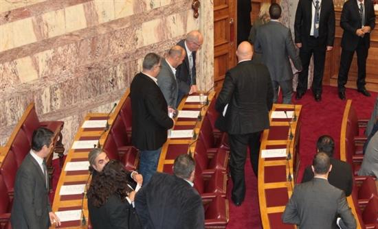 Αίρεται η ασυλία των βουλευτών της Χ.Α (Video) - Media