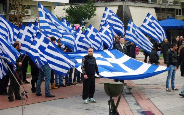 Αστυνομικοί απομάκρυναν στεφάνι της Χρυσής Αυγής - Media