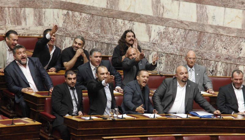 Αίρεται η ασυλία τεσσάρων βουλευτών της ΧΑ - Απείχε ο βουλευτής του ΣΥΡΙΖΑ Γ. Μιχελογιαννάκης - Media