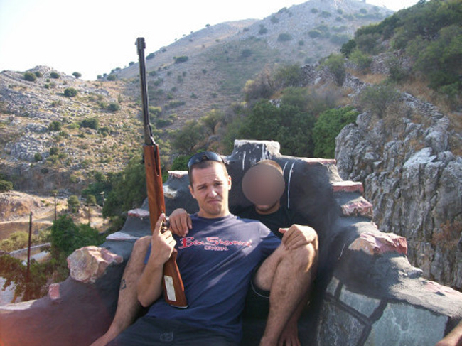 Ο εκπαιδευτής Κασιδιάρης, τα όπλα, οι ναζιστικοί χαιρετισμοί και οι σημαίες των SS στις κατασκηνώσεις της ΧΑ (Video) - Media