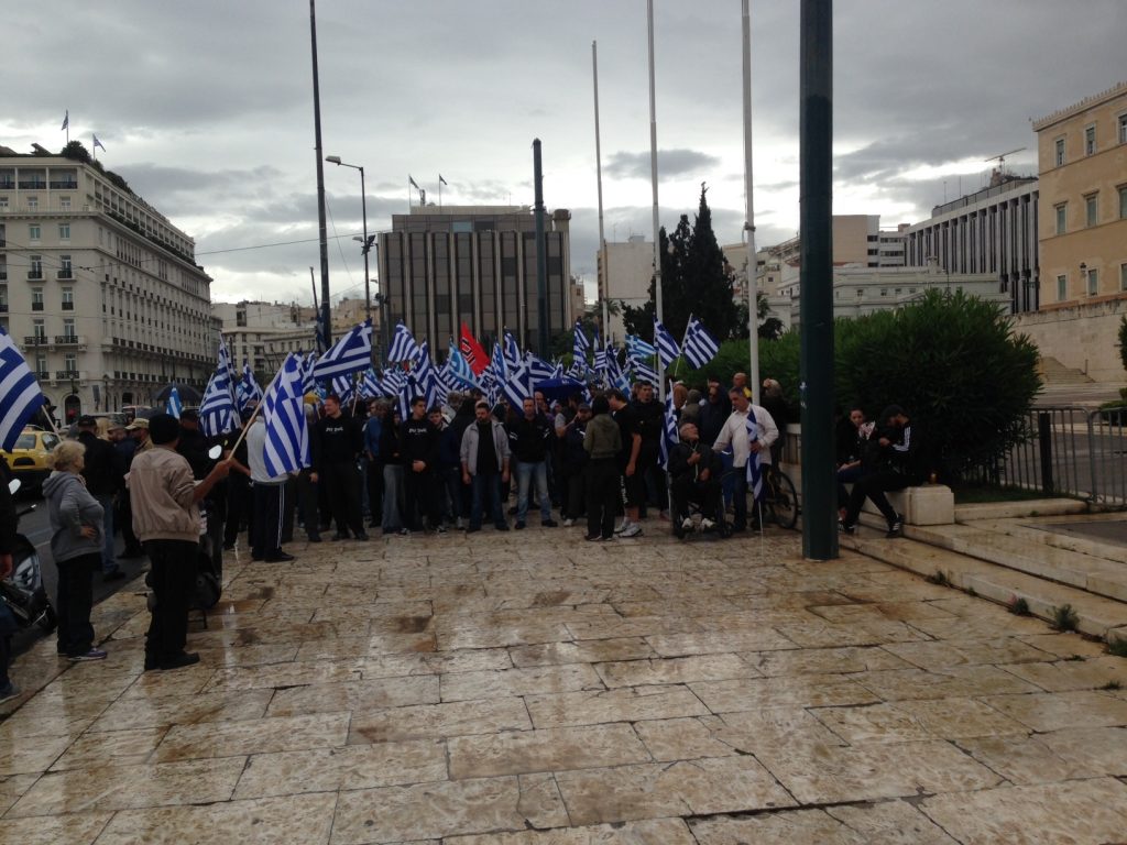 Συγκέντρωση στο πεζοδρόμιο κάνουν οι Χρυσαυγίτες (Video + Photos) - Media