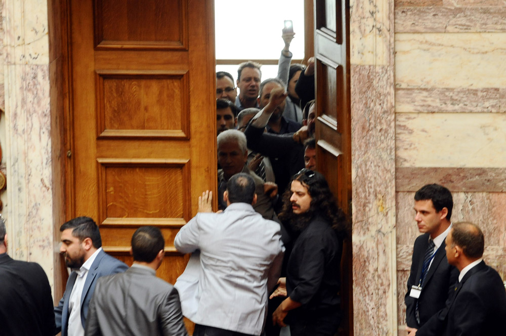 «Ντου» στην αίθουσα της Ολομέλειας επιχείρησαν οπαδοί του Μιχαλολιάκου (Video + Photos) - Media