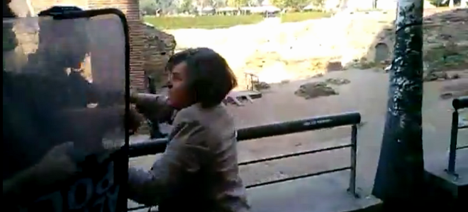 Επίθεση από ΜΑΤ καταγγέλλει ότι δέχτηκε η βουλευτής του ΣΥΡΙΖΑ Δ. Χαραλαμπίδου (Video) - Media