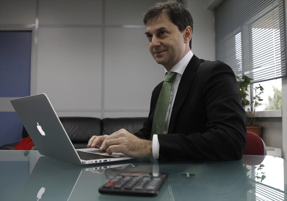 Ο Χάρης Θεοχάρης επιμένει Twitterικά - Media