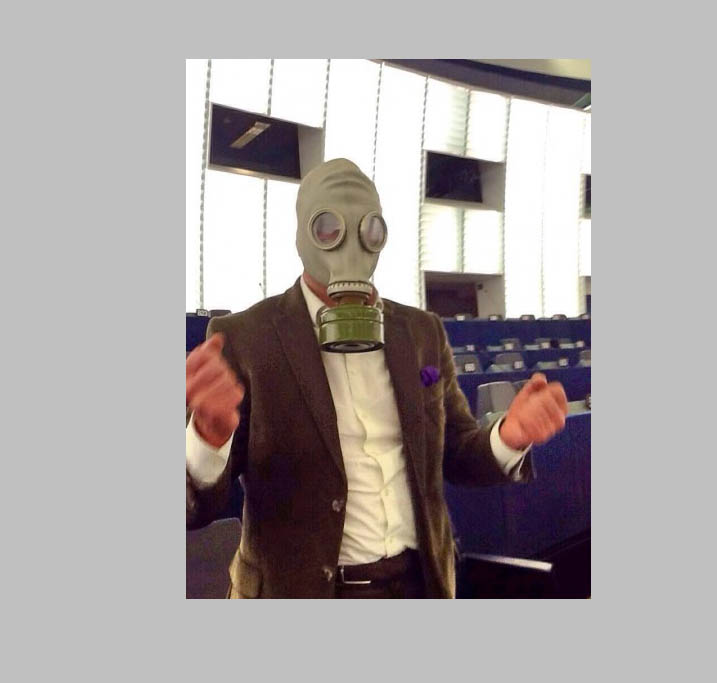 Με... αντιασφυξιογόνο μάσκα στο Ευρωκοινοβούλιο ο Χατζημαρκάκης - Media