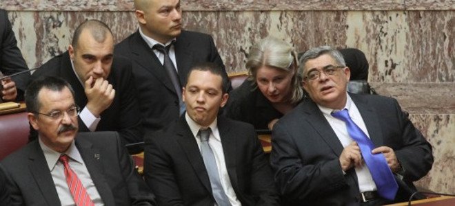 Ανάκληση της άδειας οπλοφορίας για βουλευτές της Χρυσής Αυγής - Media