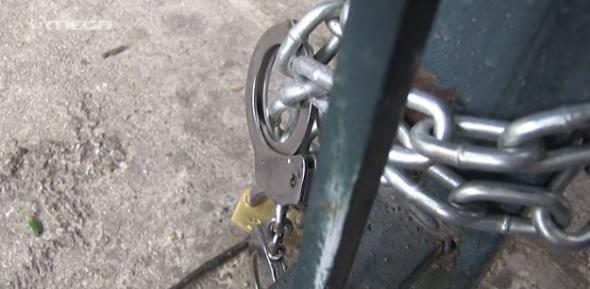 Έκλεισαν την ΕΡΤ με... χειροπέδες - Media