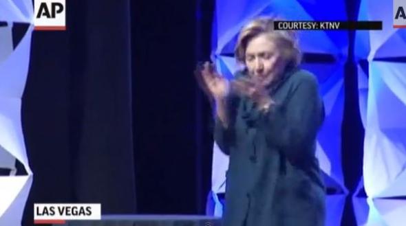 Πέταξαν παπούτσι στην Χίλαρι Κλίντον (Video) - Media