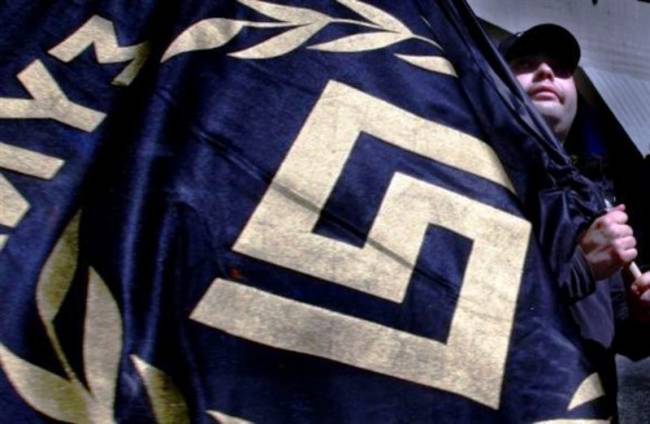 Φυλλάδια της Χρυσής Αυγής στο σπίτι του δολοφόνου του Πακιστανού - Media