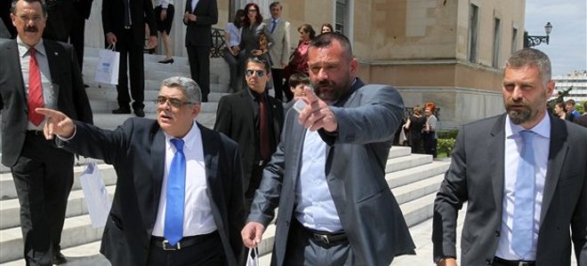 «Επιφυλάξεις» των κομμάτων για την περικοπή της αποζημίωσης στους προφυλακισμένους χρυσαυγίτες βουλευτές - Media