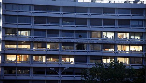 Η τρόικα «δείχνει τα δόντια της» για τις «100 δόσεις» - Τι απαντά το ΥΠΟΙΚ - Media