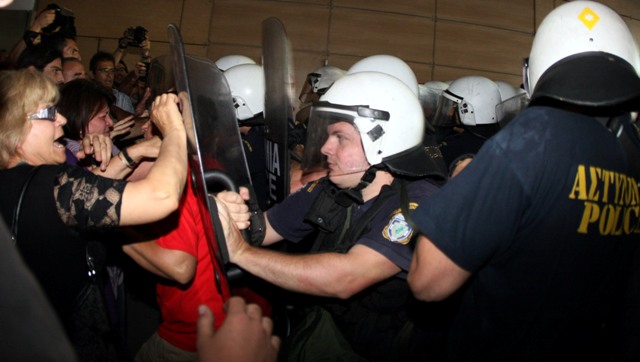 ΜΑΤ εναντίον των καθαριστριών του ΥΠΟΙΚ (Photos) - Media